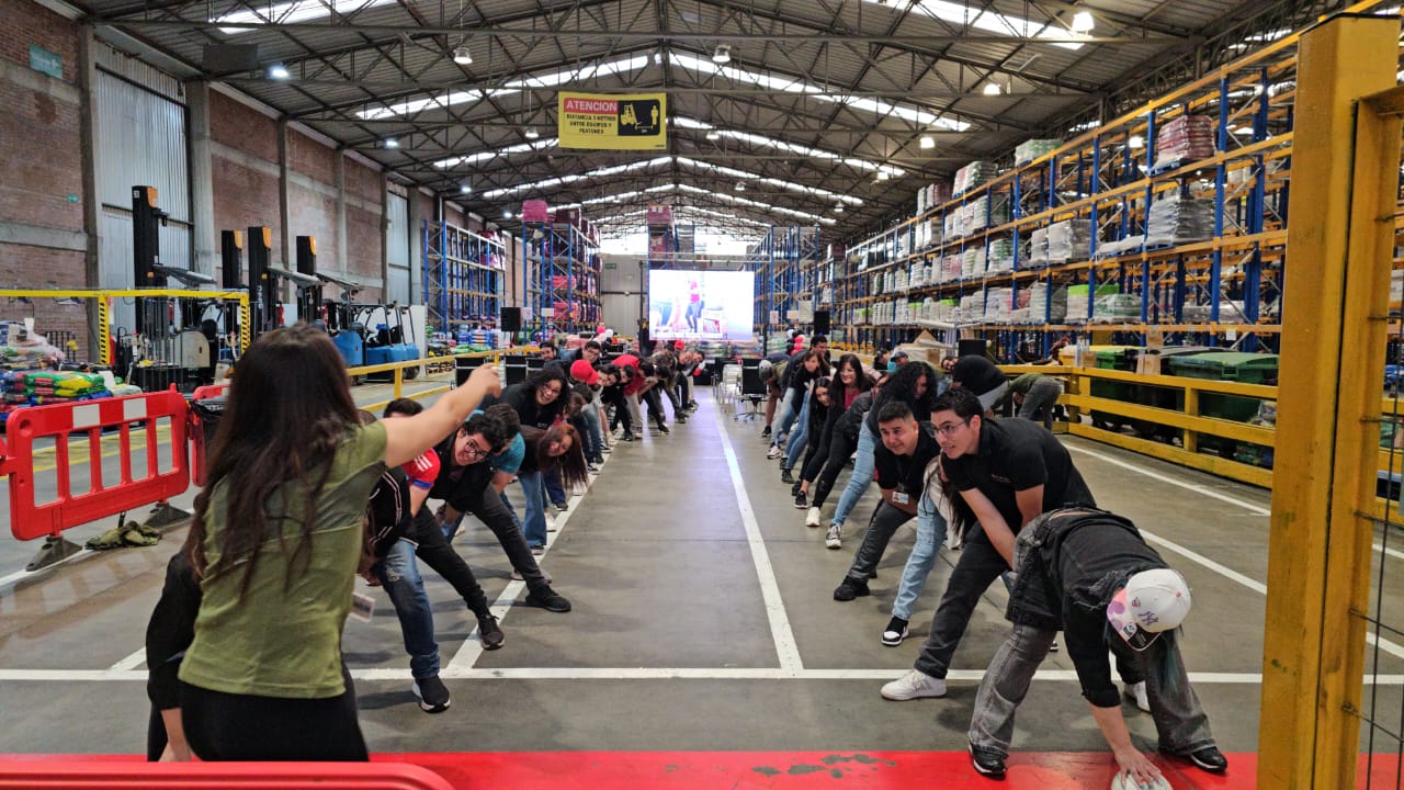 Capacitación grupal en bodega industrial